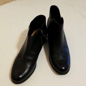 Clark's black bootie EUC 9W Leather Side Zip Small Heel Boots Trendy